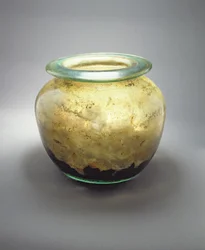 Freigeblasenes Glasgefäß mit Knochen und Asche, römisch, ca. 50-150 n. Chr.